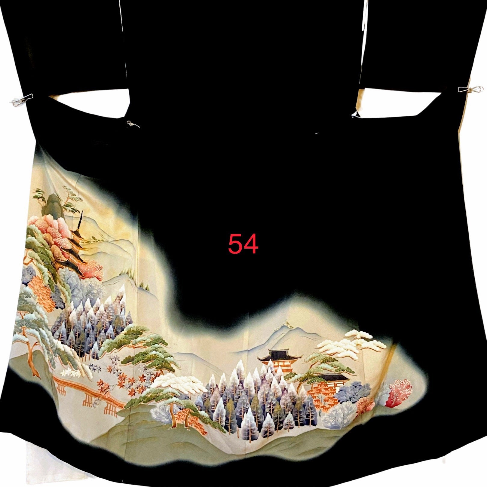 こちらはオーダーメイド製品となります。

掲載の製品の画像はサンプル（非売品）となります。掲載の黒留袖の中からお好みの柄の番号をお選びいただき、その黒留袖を使用して当製品をオーダーメイドにて製作いたします。柄の配置は当店にお任せください。サイズについてはお支払い後にメールでご希望の寸法を確認させていただきます。製作期間は通常約4週間となります。

製品が仕上がり次第、プノンペンのアトリエからお客様のご住所へ国際郵便（EMS）で発送いたします。発送後にEMSの追跡番号をお知らせいたします。発送から到着まではお客様のご住所により1週間前後かかる場合がありますのでご了承ください。

進捗状況はメールで随時お知らせいたします。あなただけの特別な一品を丁寧に制作してまいります。