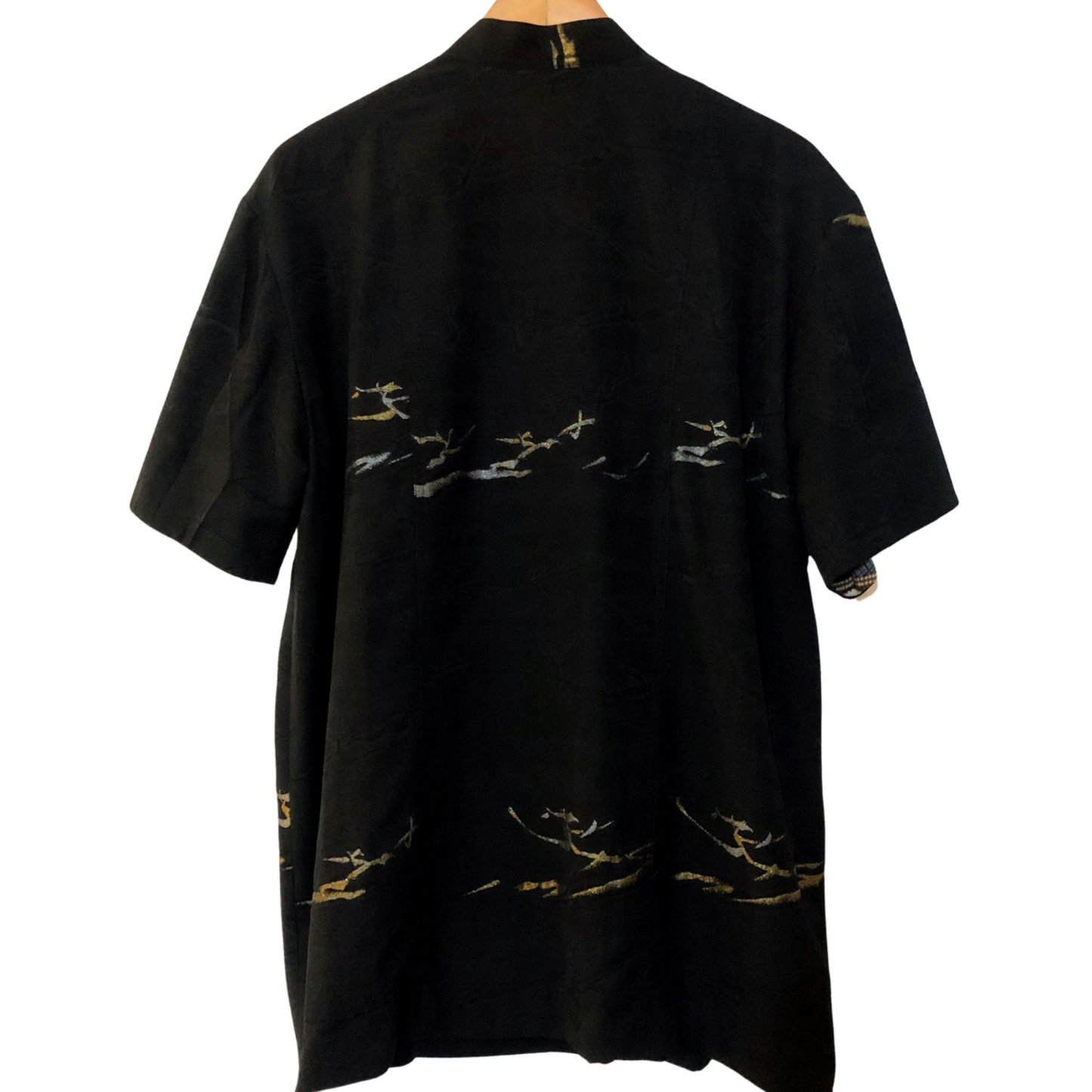 シェフ コート - フロントボタン

◎素材
表地：黒留袖　裏地：コットン

◎デザイン
・スタンドカラー　・フロントサイド 6ボタン　・5分袖　・ロールアップスリーブ　・両側サイドスリット　・左胸アウトポケット　・総裏

◎お手入れ
ドライクリーニングのみ