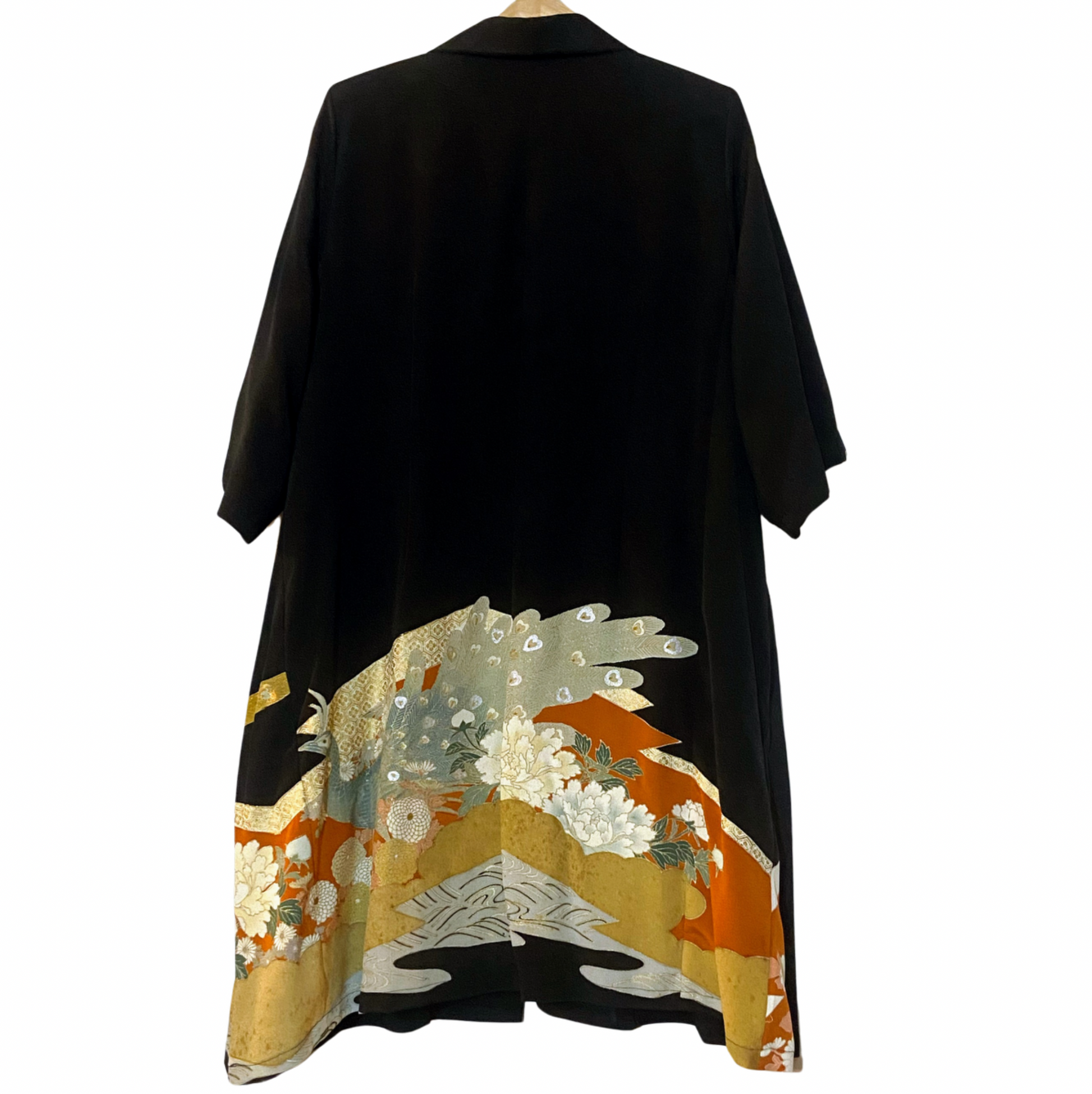 ハイスタンドカラー フレアカーディガン

◎素材
表地：黒留袖　裏地：コットン

◎デザイン
・ハイスタンドカラー　・フロント 4ボタン　・長袖　・後ろセンタースリット　・両側フロントサイドポケット　・総裏

◎お手入れ
ドライクリーニングのみ