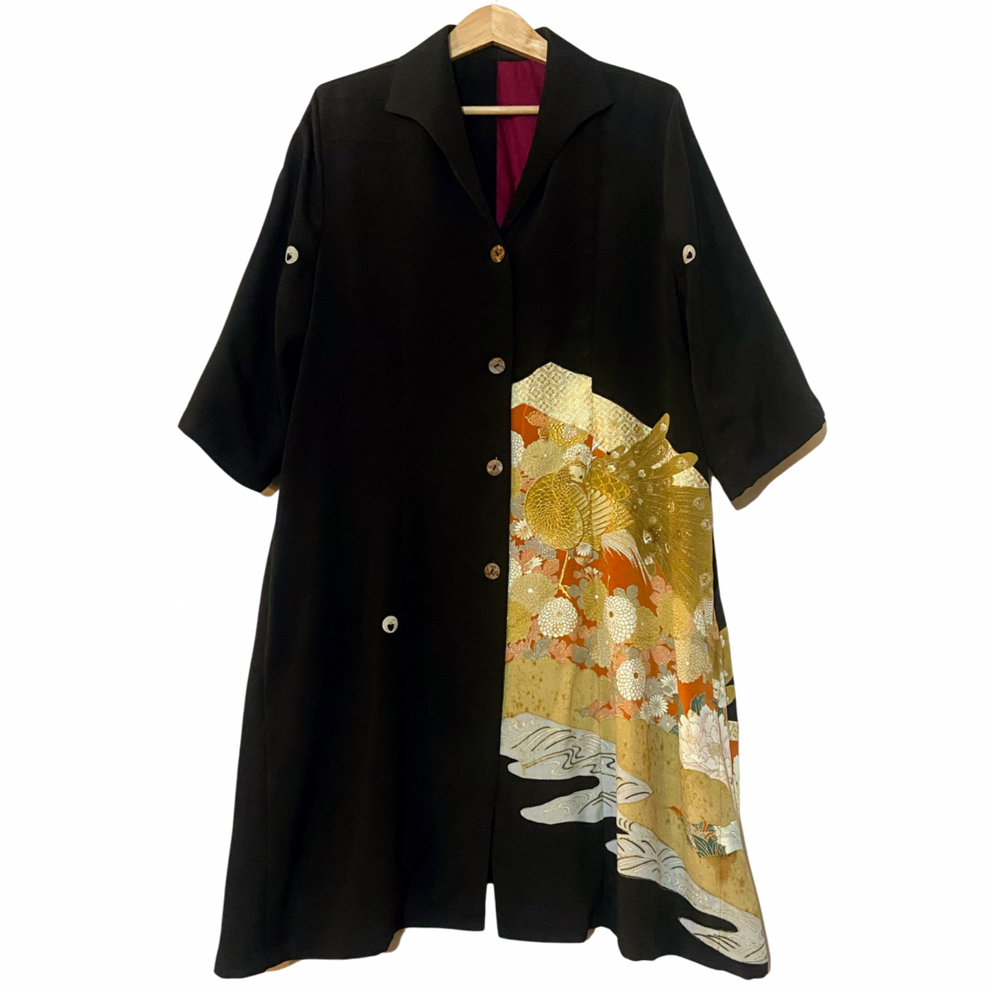 ハイスタンドカラー フレアカーディガン

◎素材
表地：黒留袖　裏地：コットン

◎デザイン
・ハイスタンドカラー　・フロント 4ボタン　・長袖　・後ろセンタースリット　・両側フロントサイドポケット　・総裏

◎お手入れ
ドライクリーニングのみ