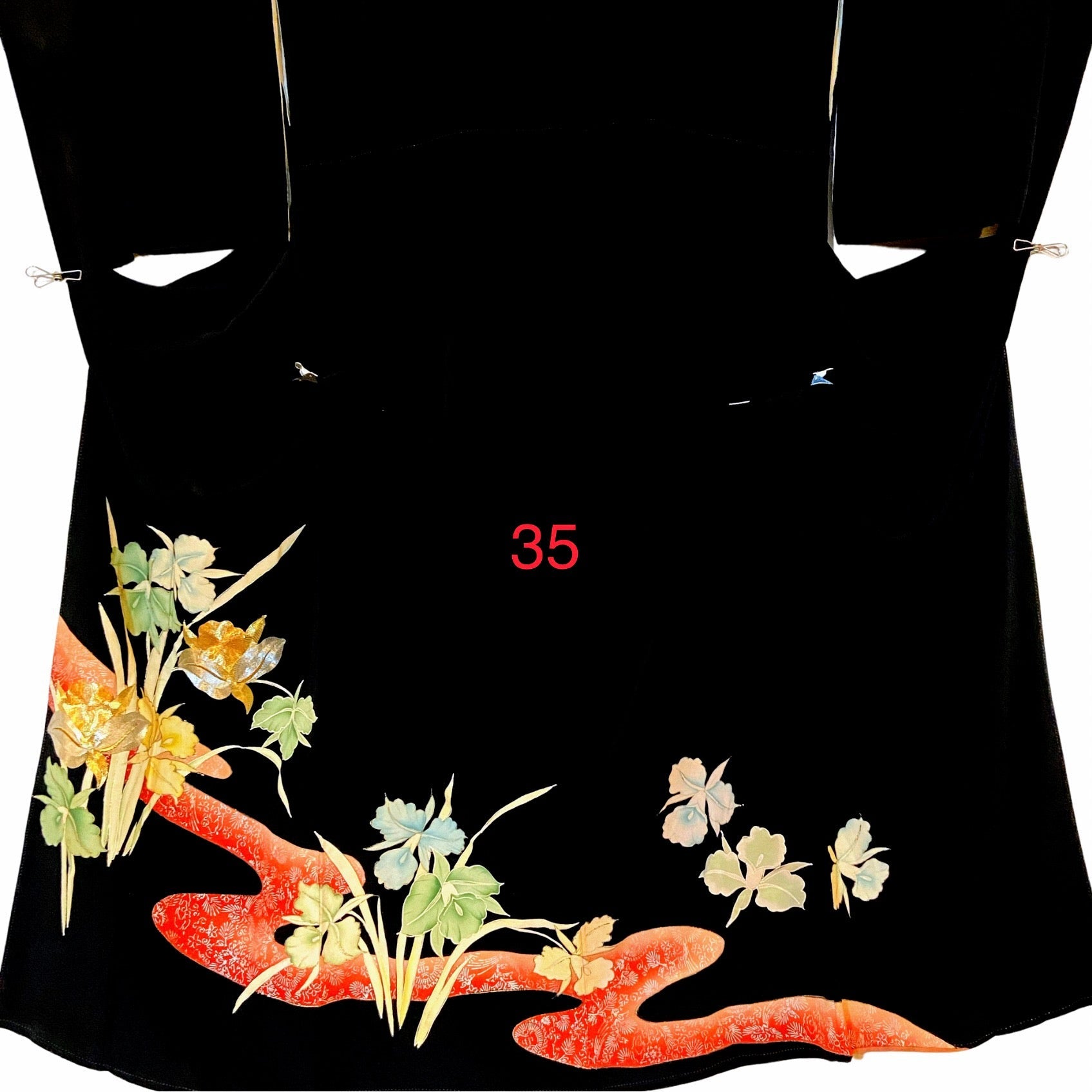 こちらはオーダーメイド製品となります。

掲載の製品の画像はサンプル（非売品）となります。掲載の黒留袖の中からお好みの柄の番号をお選びいただき、その黒留袖を使用して当製品をオーダーメイドにて製作いたします。柄の配置は当店にお任せください。サイズについてはお支払い後にメールでご希望の寸法を確認させていただきます。製作期間は通常約4週間となります。

製品が仕上がり次第、プノンペンのアトリエからお客様のご住所へ国際郵便（EMS）で発送いたします。発送後にEMSの追跡番号をお知らせいたします。発送から到着まではお客様のご住所により1週間前後かかる場合がありますのでご了承ください。

進捗状況はメールで随時お知らせいたします。あなただけの特別な一品を丁寧に制作してまいります。