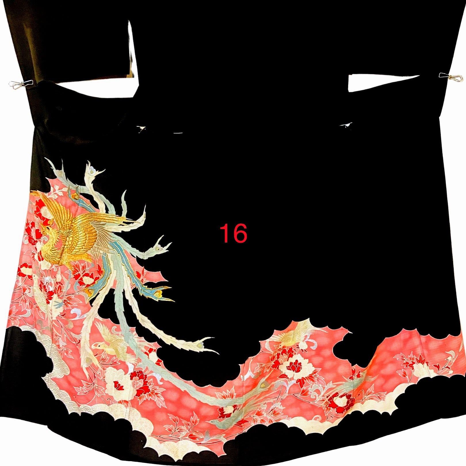 こちらはオーダーメイド製品となります。

掲載の製品の画像はサンプル（非売品）となります。掲載の黒留袖の中からお好みの柄の番号をお選びいただき、その黒留袖を使用して当製品をオーダーメイドにて製作いたします。柄の配置は当店にお任せください。サイズについてはお支払い後にメールでご希望の寸法を確認させていただきます。製作期間は通常約4週間となります。

製品が仕上がり次第、プノンペンのアトリエからお客様のご住所へ国際郵便（EMS）で発送いたします。発送後にEMSの追跡番号をお知らせいたします。発送から到着まではお客様のご住所により1週間前後かかる場合がありますのでご了承ください。

進捗状況はメールで随時お知らせいたします。あなただけの特別な一品を丁寧に制作してまいります。