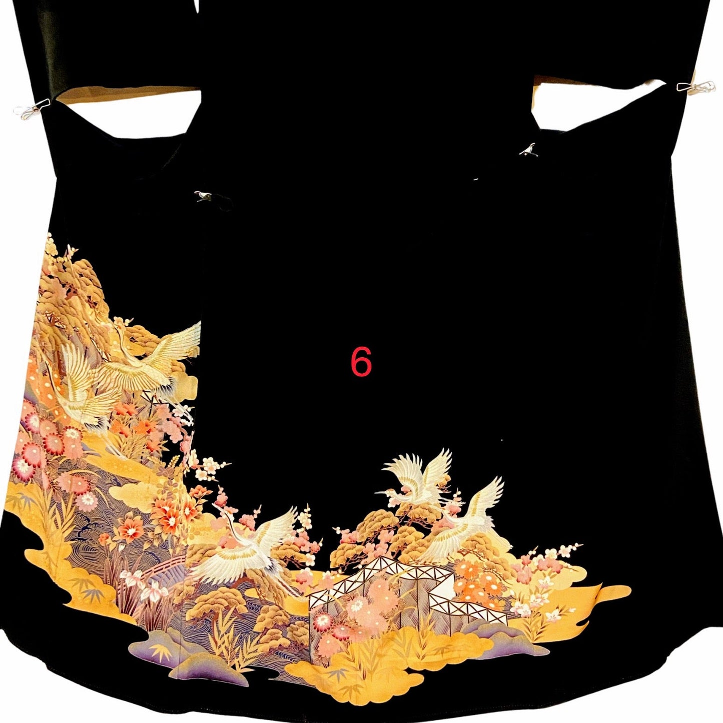 こちらはオーダーメイド製品となります。

掲載の製品の画像はサンプル（非売品）となります。掲載の黒留袖の中からお好みの柄の番号をお選びいただき、その黒留袖を使用して当製品をオーダーメイドにて製作いたします。柄の配置は当店にお任せください。サイズについてはお支払い後にメールでご希望の寸法を確認させていただきます。製作期間は通常約4週間となります。

製品が仕上がり次第、プノンペンのアトリエからお客様のご住所へ国際郵便（EMS）で発送いたします。発送後にEMSの追跡番号をお知らせいたします。発送から到着まではお客様のご住所により1週間前後かかる場合がありますのでご了承ください。

進捗状況はメールで随時お知らせいたします。あなただけの特別な一品を丁寧に制作してまいります。