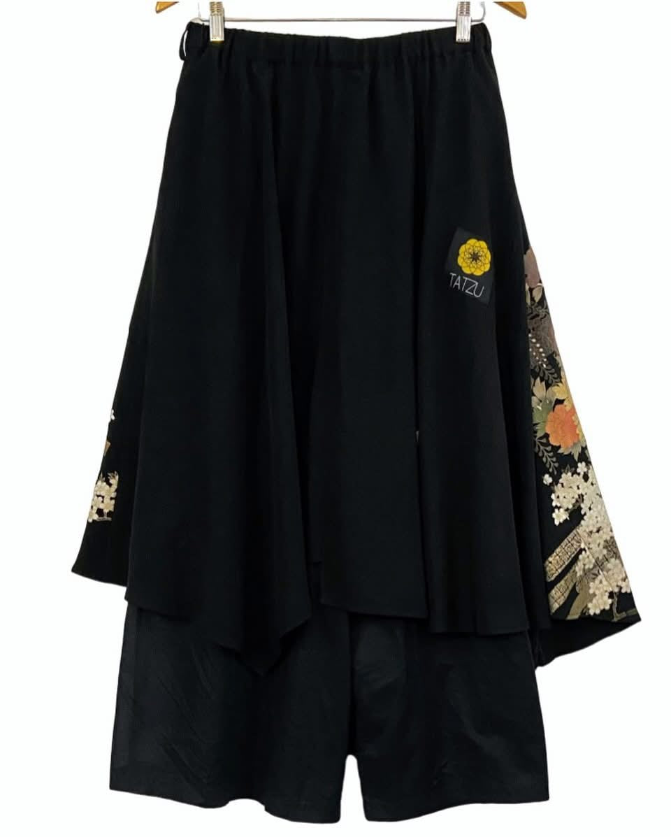 TATZU 黒留袖リメイク アシンメトリー ドレープレイヤード ワイドスカート インナーパンツ付  / Remade Kurotomesode Asymmetric Draped Layered Wide Skirt with Pants｜Made to Order