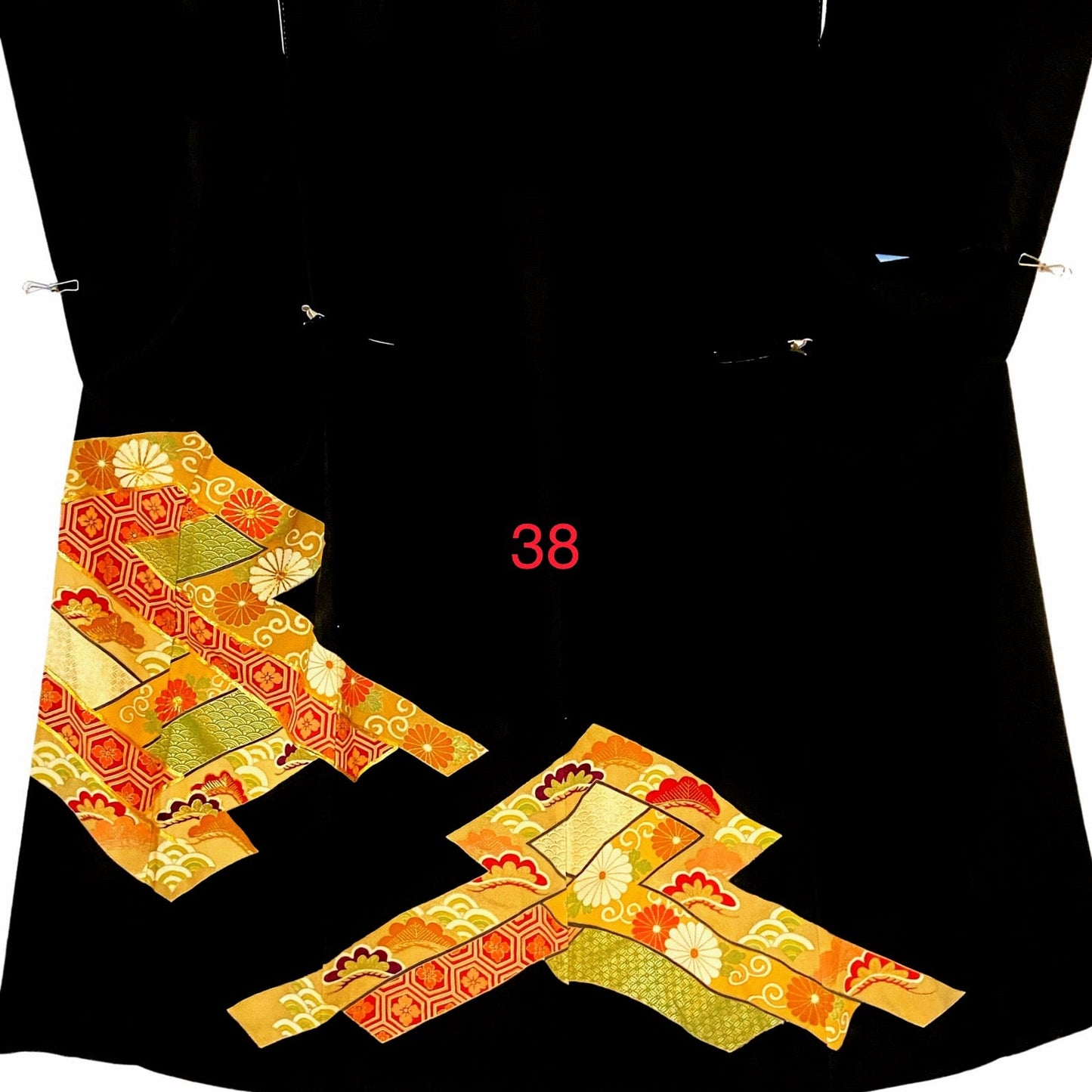 こちらはオーダーメイド製品となります。

掲載の製品の画像はサンプル（非売品）となります。掲載の黒留袖の中からお好みの柄の番号をお選びいただき、その黒留袖を使用して当製品をオーダーメイドにて製作いたします。柄の配置は当店にお任せください。サイズについてはお支払い後にメールでご希望の寸法を確認させていただきます。製作期間は通常約4週間となります。

製品が仕上がり次第、プノンペンのアトリエからお客様のご住所へ国際郵便（EMS）で発送いたします。発送後にEMSの追跡番号をお知らせいたします。発送から到着まではお客様のご住所により1週間前後かかる場合がありますのでご了承ください。

進捗状況はメールで随時お知らせいたします。あなただけの特別な一品を丁寧に制作してまいります。