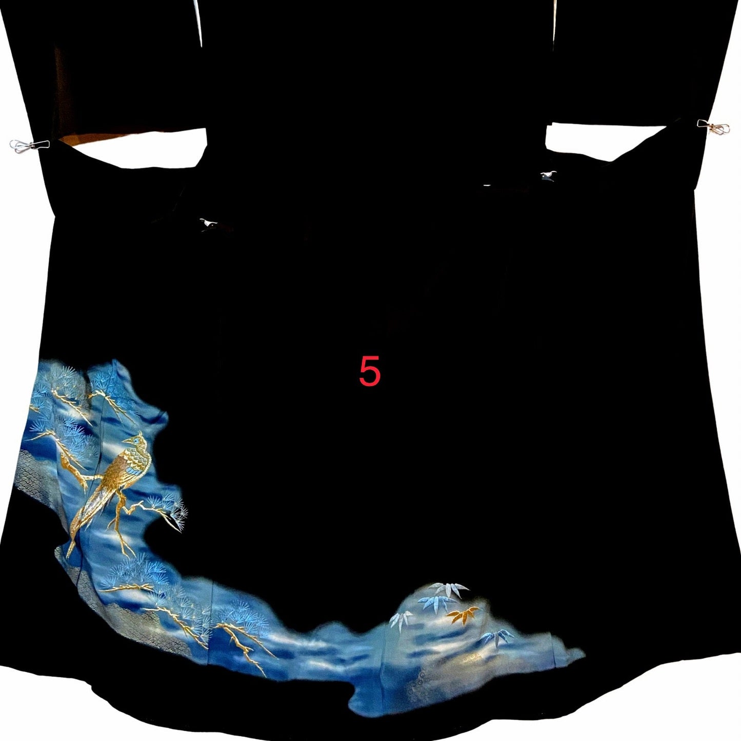 こちらはオーダーメイド製品となります。

掲載の製品の画像はサンプル（非売品）となります。掲載の黒留袖の中からお好みの柄の番号をお選びいただき、その黒留袖を使用して当製品をオーダーメイドにて製作いたします。柄の配置は当店にお任せください。サイズについてはお支払い後にメールでご希望の寸法を確認させていただきます。製作期間は通常約4週間となります。

製品が仕上がり次第、プノンペンのアトリエからお客様のご住所へ国際郵便（EMS）で発送いたします。発送後にEMSの追跡番号をお知らせいたします。発送から到着まではお客様のご住所により1週間前後かかる場合がありますのでご了承ください。

進捗状況はメールで随時お知らせいたします。あなただけの特別な一品を丁寧に制作してまいります。