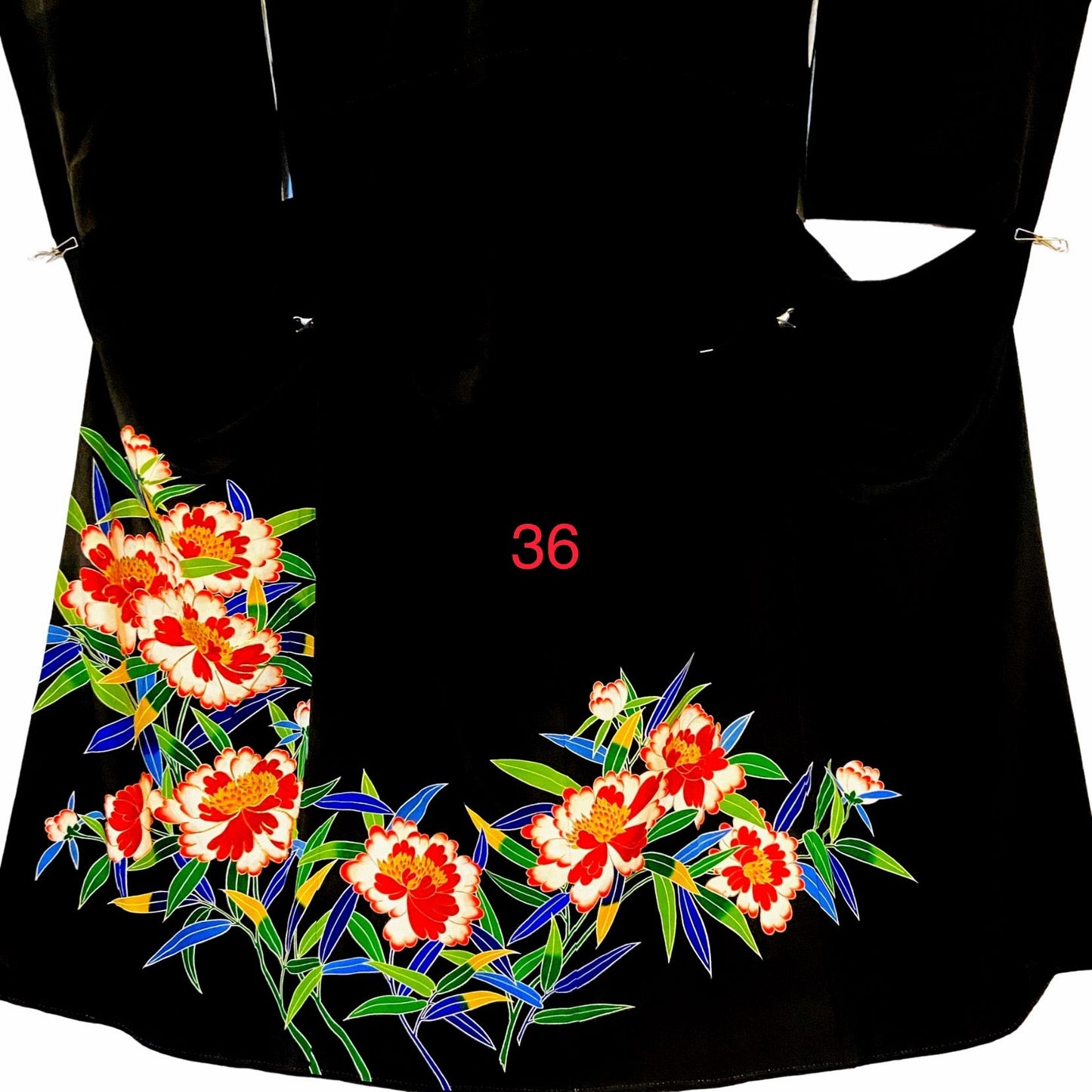 こちらはオーダーメイド製品となります。

掲載の製品の画像はサンプル（非売品）となります。掲載の黒留袖の中からお好みの柄の番号をお選びいただき、その黒留袖を使用して当製品をオーダーメイドにて製作いたします。柄の配置は当店にお任せください。サイズについてはお支払い後にメールでご希望の寸法を確認させていただきます。製作期間は通常約4週間となります。

製品が仕上がり次第、プノンペンのアトリエからお客様のご住所へ国際郵便（EMS）で発送いたします。発送後にEMSの追跡番号をお知らせいたします。発送から到着まではお客様のご住所により1週間前後かかる場合がありますのでご了承ください。

進捗状況はメールで随時お知らせいたします。あなただけの特別な一品を丁寧に制作してまいります。