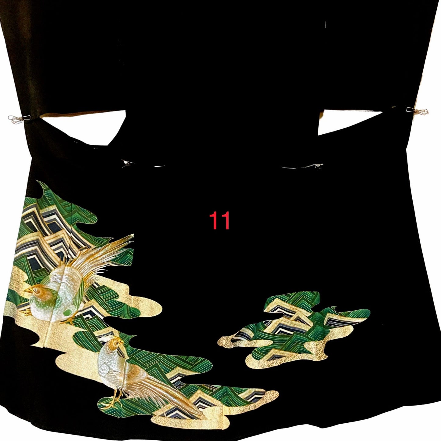 こちらはオーダーメイド製品となります。

掲載の製品の画像はサンプル（非売品）となります。掲載の黒留袖の中からお好みの柄の番号をお選びいただき、その黒留袖を使用して当製品をオーダーメイドにて製作いたします。柄の配置は当店にお任せください。サイズについてはお支払い後にメールでご希望の寸法を確認させていただきます。製作期間は通常約4週間となります。

製品が仕上がり次第、プノンペンのアトリエからお客様のご住所へ国際郵便（EMS）で発送いたします。発送後にEMSの追跡番号をお知らせいたします。発送から到着まではお客様のご住所により1週間前後かかる場合がありますのでご了承ください。

進捗状況はメールで随時お知らせいたします。あなただけの特別な一品を丁寧に制作してまいります。