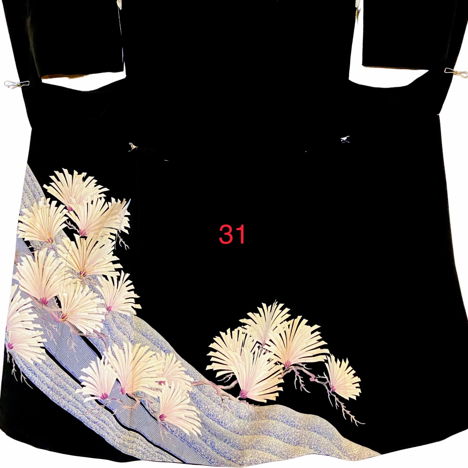 こちらはオーダーメイド製品となります。

掲載の製品の画像はサンプル（非売品）となります。掲載の黒留袖の中からお好みの柄の番号をお選びいただき、その黒留袖を使用して当製品をオーダーメイドにて製作いたします。柄の配置は当店にお任せください。サイズについてはお支払い後にメールでご希望の寸法を確認させていただきます。製作期間は通常約4週間となります。

製品が仕上がり次第、プノンペンのアトリエからお客様のご住所へ国際郵便（EMS）で発送いたします。発送後にEMSの追跡番号をお知らせいたします。発送から到着まではお客様のご住所により1週間前後かかる場合がありますのでご了承ください。

進捗状況はメールで随時お知らせいたします。あなただけの特別な一品を丁寧に制作してまいります。