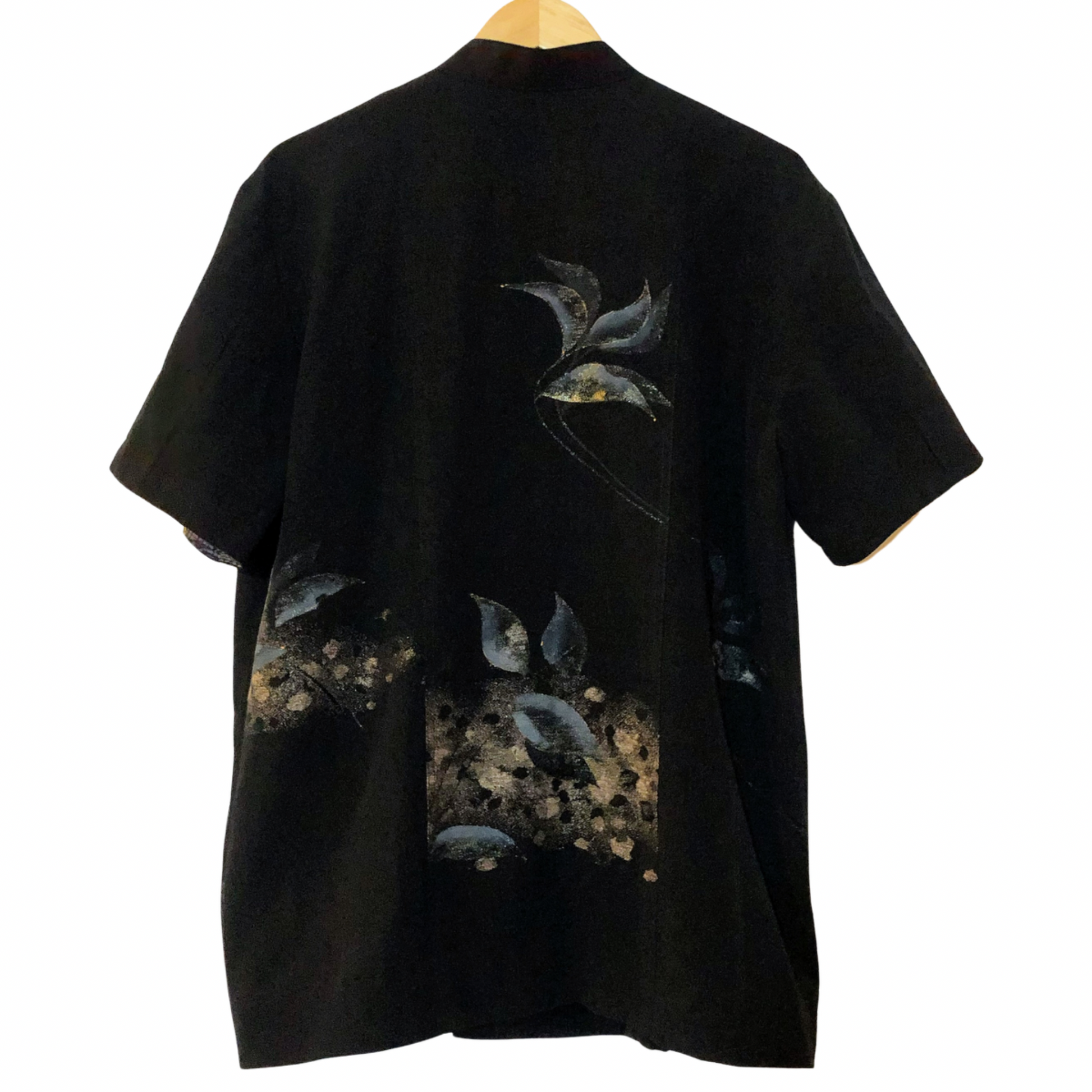 シェフ コート - フロントボタン

◎素材
表地：黒留袖　裏地：コットン

◎デザイン
・スタンドカラー　・フロントサイド 6ボタン　・5分袖　・ロールアップスリーブ　・両側サイドスリット　・左胸アウトポケット　・総裏

◎お手入れ
ドライクリーニングのみ