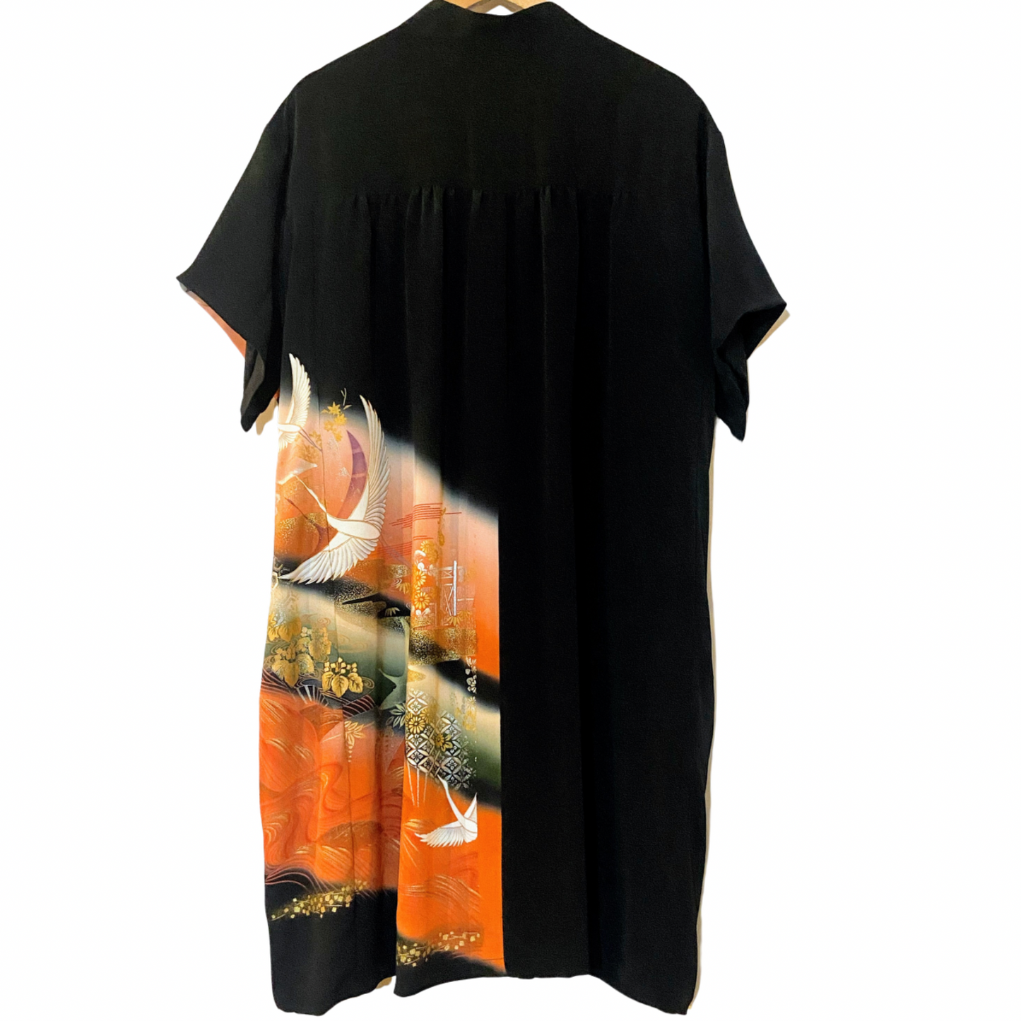 フロントボタン ケープスリーブ ワンピース

◎素材
表地：黒留袖　裏地：コットン

◎デザイン
・スタンドカラー　・ショルダーギャザー　・フロント 8ボタン　・半袖　・ケープスリーブ　・両側サイドスリット　・両側フロントサイドポケット　・総裏

◎お手入れ
ドライクリーニングのみ