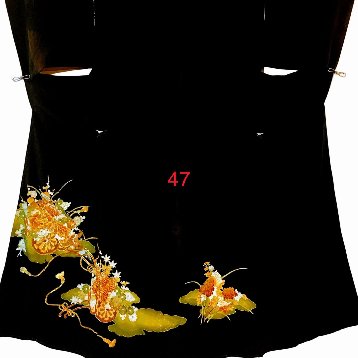 こちらはオーダーメイド製品となります。

掲載の製品の画像はサンプル（非売品）となります。掲載の黒留袖の中からお好みの柄の番号をお選びいただき、その黒留袖を使用して当製品をオーダーメイドにて製作いたします。柄の配置は当店にお任せください。サイズについてはお支払い後にメールでご希望の寸法を確認させていただきます。製作期間は通常約4週間となります。

製品が仕上がり次第、プノンペンのアトリエからお客様のご住所へ国際郵便（EMS）で発送いたします。発送後にEMSの追跡番号をお知らせいたします。発送から到着まではお客様のご住所により1週間前後かかる場合がありますのでご了承ください。

進捗状況はメールで随時お知らせいたします。あなただけの特別な一品を丁寧に制作してまいります。